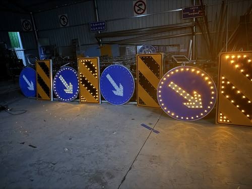 太原太原河南太阳能自发光交通路标牌厂家